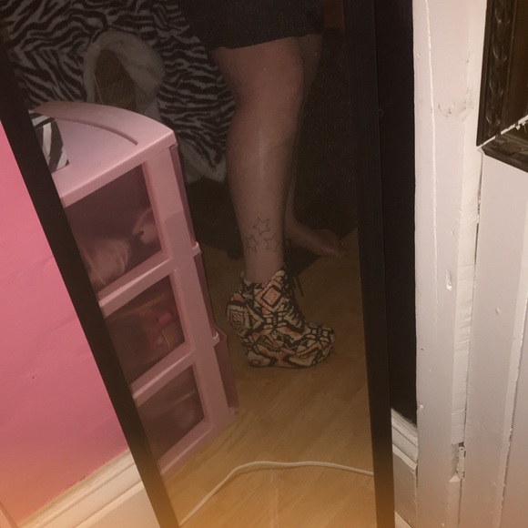 Vintage lace-up wedges super cute and unique! Are you Boss enough ? - Picture 8 of 10